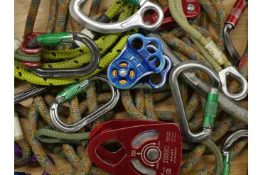 Kiipeilyvarusteiden perusteellinen tarkastus - Thorough Examination of Climbing Equipment